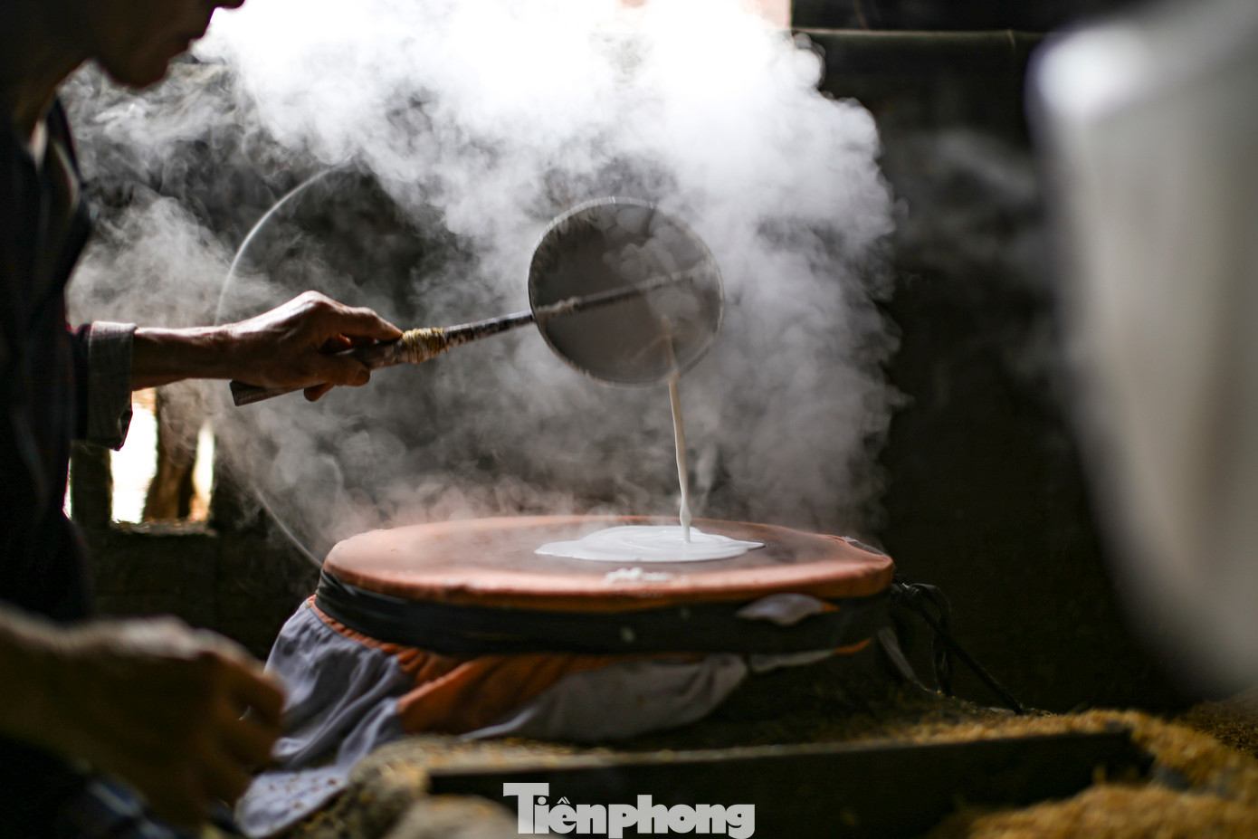 Để cho ra những mẻ bánh tráng thơm ngon, người thợ tất bật với nhiều công đoạn. Gạo để tráng bánh sau khi ngâm qua nước, được đem đi xay để pha bột. Lò khi đã nổi lửa, người thợ đặt lên đó một nồi nước lớn có căng tấm vải trên miệng nồi để làm khuôn. Đợi nước sôi, họ dùng một chiếc vá nhỏ múc bột đổ lên tấm vải, tráng một lớp mỏng rồi đậy nắp lại...