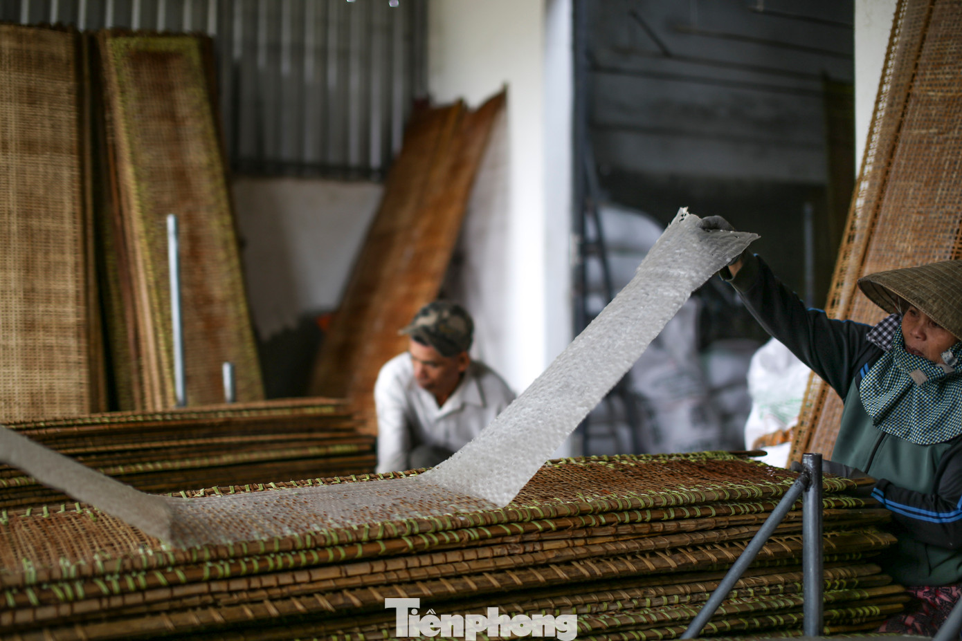 Giờ đây, bên cạnh các loại bánh tráng truyền thống được làm bằng tay, thôn Trường Cửu cũng có một số hộ đầu tư sản xuất bằng máy, sản phẩm cho ra nhiều chủ yếu là loại bánh tráng vuông dùng để cuốn được nhiều khách hàng ưa chuộng. Ảnh: Trương Định