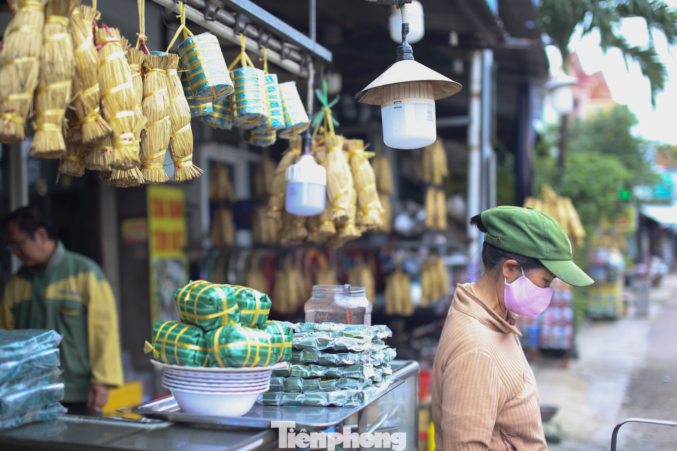 Chiều về, chạy trên tuyến Quốc lộ 19 (cũ), đoạn qua xã Phước Lộc, san sát nhau những cơ sở, hàng quán chào bán với cảnh nướng nem, chả thơm nức. Ảnh: Trương Định. Chiều về, chạy trên tuyến Quốc lộ 19 (cũ), đoạn qua xã Phước Lộc, san sát nhau những cơ sở, hàng quán chào bán với cảnh nướng nem, chả thơm nức. Ảnh: Trương Định.