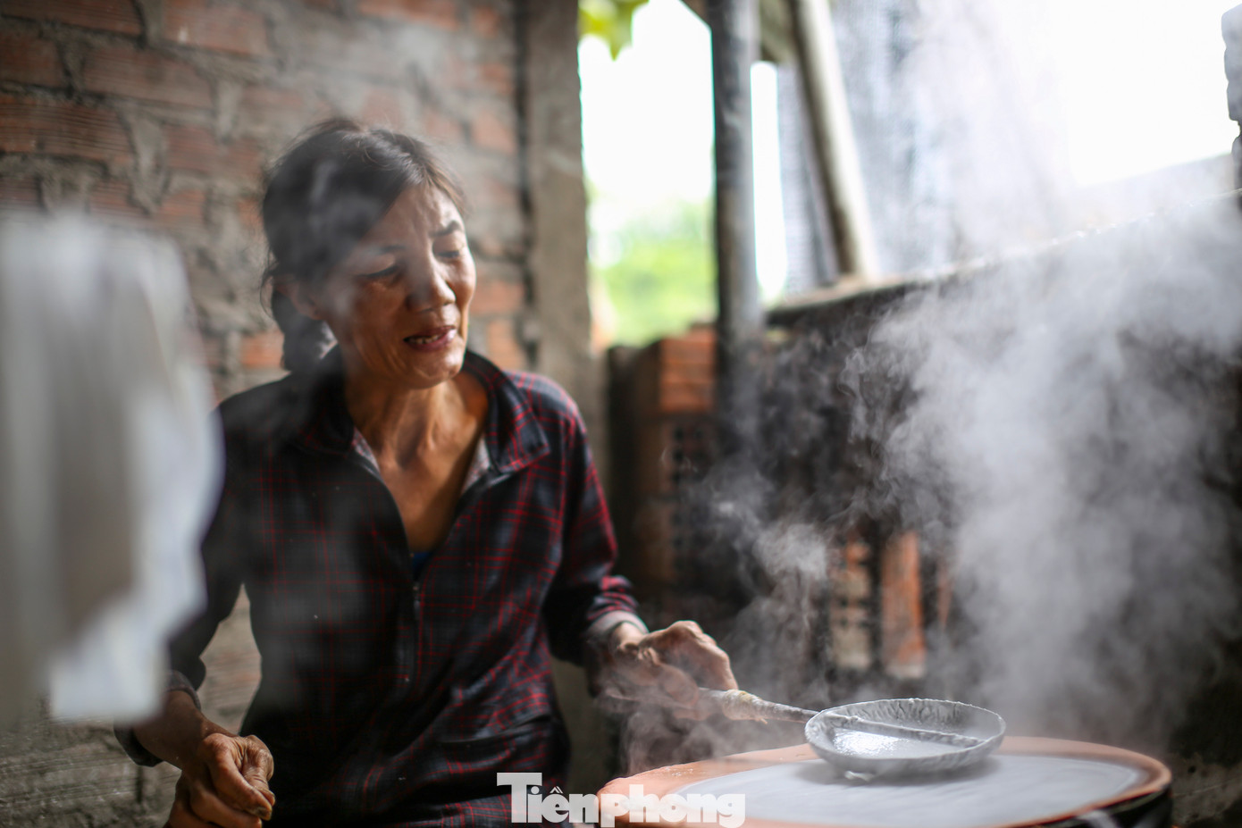 Để cho ra những mẻ bánh tráng thơm ngon, người thợ tất bật với nhiều công đoạn. Gạo để tráng bánh sau khi ngâm qua nước, được đem đi xay để pha bột. Lò khi đã nổi lửa, người thợ đặt lên đó một nồi nước lớn có căng tấm vải trên miệng nồi để làm khuôn. Đợi nước sôi, họ dùng một chiếc vá nhỏ múc bột đổ lên tấm vải, tráng một lớp mỏng rồi đậy nắp lại...