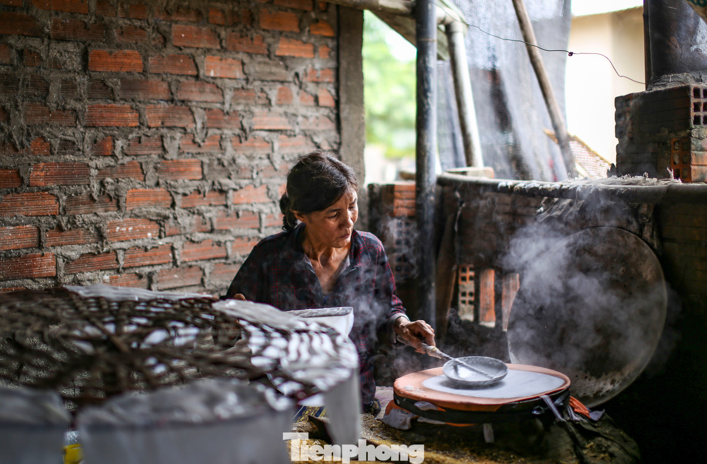 Cũng như bao làng quê làm nghề tráng bánh khác ở Bình Định, phụ nữ ở Trường Cửu đóng vai trò chính. Hơn 40 năm làm nghề, đôi bàn tay của bà Bảy không ngơi nghỉ. Bà nói, tráng bánh không khó, cứ làm rồi thành quen. Khó nhất là lúc quây bột, phải quây làm sao cho đều, nếu không bánh sẽ bị chỗ dày, chỗ mỏng.