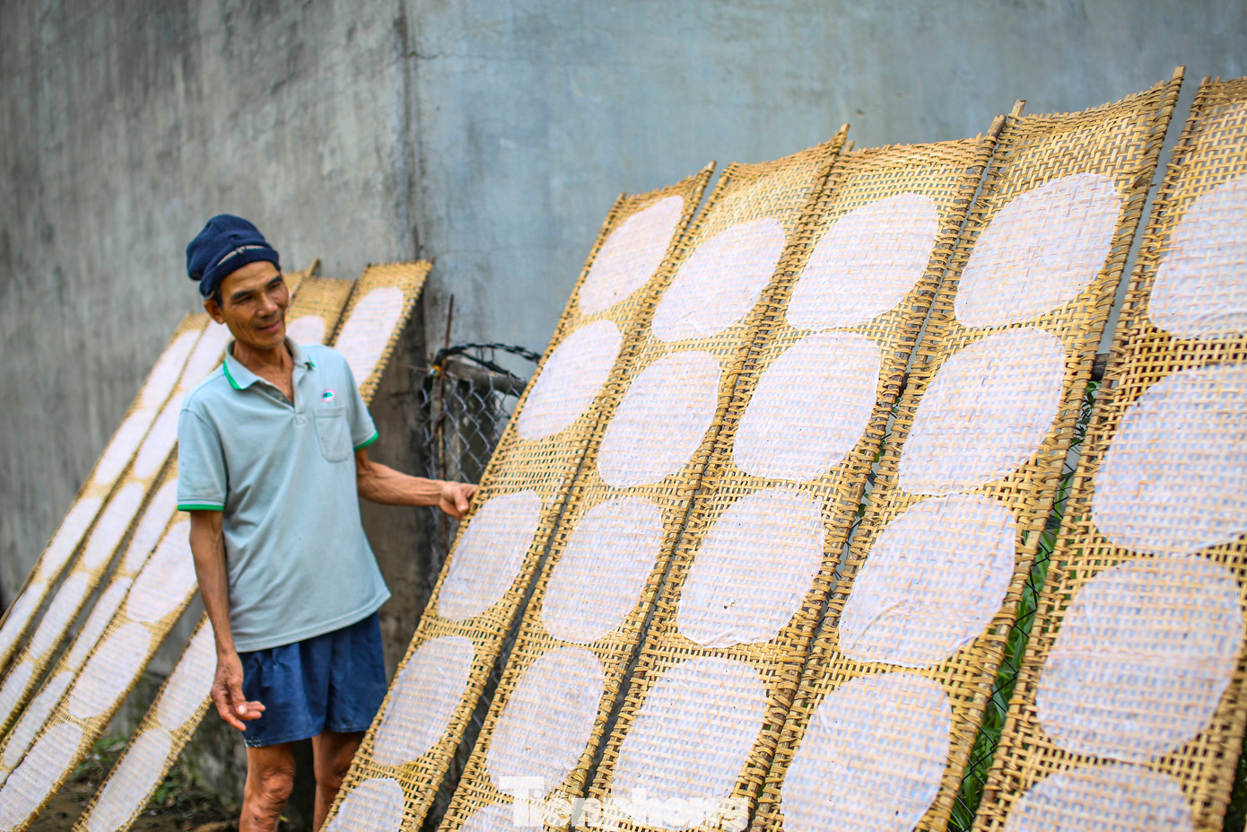 Bánh được làm khô nhờ nắng và gió. Tùy vào điều kiện thời tiết mà công đoạn này diễn ra nhanh hay chậm. Ảnh: Trương Định