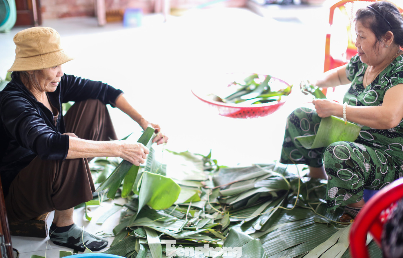 Mỗi ngày cơ sở làm ra trên 6.000 chiếc nem. Ngoài lao động trong nhà, phải thuê thêm 10 người để kịp sản xuất. Ảnh: Trương Định. Mỗi ngày cơ sở làm ra trên 6.000 chiếc nem. Ngoài lao động trong nhà, phải thuê thêm 10 người để kịp sản xuất. Ảnh: Trương Định.