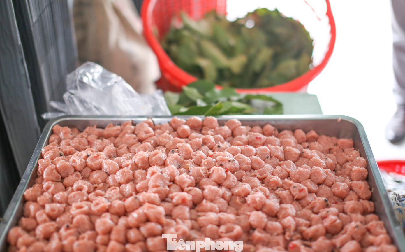 Theo bà Quyền, làm nem rất nhiều công đoạn. Nguyên liệu chính là thịt heo, để làm ra một chiếc nem ngon thì việc chọn thịt rất quan trọng. Thịt heo chọn để làm nem phải là loại tinh 100% không dính mỡ, gân. Thịt sau khi được xay nhuyễn sẽ được trộn cùng với các gia vị, tiếp đến qua bàn tay của người thợ, thịt sẽ được vo thành hình trụ dài, hoặc những hình vuông nhỏ. Ảnh: Trương Định. Theo bà Quyền, làm nem rất nhiều công đoạn. Nguyên liệu chính là thịt heo, để làm ra một chiếc nem ngon thì việc chọn thịt rất quan trọng. Thịt heo chọn để làm nem phải là loại tinh 100% không dính mỡ, gân. Thịt sau khi được xay nhuyễn sẽ được trộn cùng với các gia vị, tiếp đến qua bàn tay của người thợ, thịt sẽ được vo thành hình trụ dài, hoặc những hình vuông nhỏ. Ảnh: Trương Định.