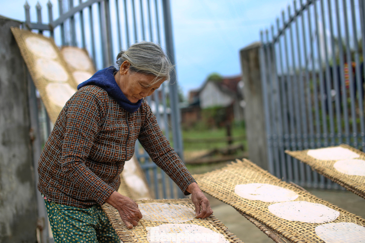 Theo người dân thôn Trường Cửu, nghề làm bánh tráng tuy nhọc công nhưng có việc làm quanh năm, đặc biệt là vào dịp Tết, lượng bánh tiêu thụ rất mạnh. Bánh tráng Trường Cửu từ xưa đến nay làm bằng loại gạo dẻo thơm, được người tiêu dùng ưa chuộng. Ảnh: Trương Định
