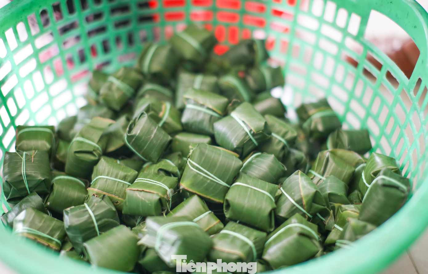 Nem Chợ Huyện là đặc sản nổi tiếng của Bình Định. Theo người dân nơi đây, nem Chợ Huyện đã hình thành từ lâu nhưng trở nên sầm uất thì trong khoảng mươi năm trở lại đây. Ở huyện Tuy Phước hiện nay có hàng chục cơ sở sản xuất nem chả, hầu hết tập trung ở xã Phước Lộc. Ảnh: Trương Định. Nem Chợ Huyện là đặc sản nổi tiếng của Bình Định. Theo người dân nơi đây, nem Chợ Huyện đã hình thành từ lâu nhưng trở nên sầm uất thì trong khoảng mươi năm trở lại đây. Ở huyện Tuy Phước hiện nay có hàng chục cơ sở sản xuất nem chả, hầu hết tập trung ở xã Phước Lộc. Ảnh: Trương Định.