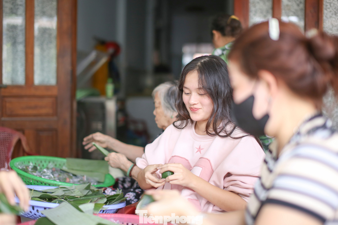 Tại cơ sở của gia đình bà Quyền, mùa làm hàng Tết lượng sản phẩm tăng rất nhiều so với ngày thường. Nhiều nhất là nem. Ảnh: Trương Định. Tại cơ sở của gia đình bà Quyền, mùa làm hàng Tết lượng sản phẩm tăng rất nhiều so với ngày thường. Nhiều nhất là nem. Ảnh: Trương Định.