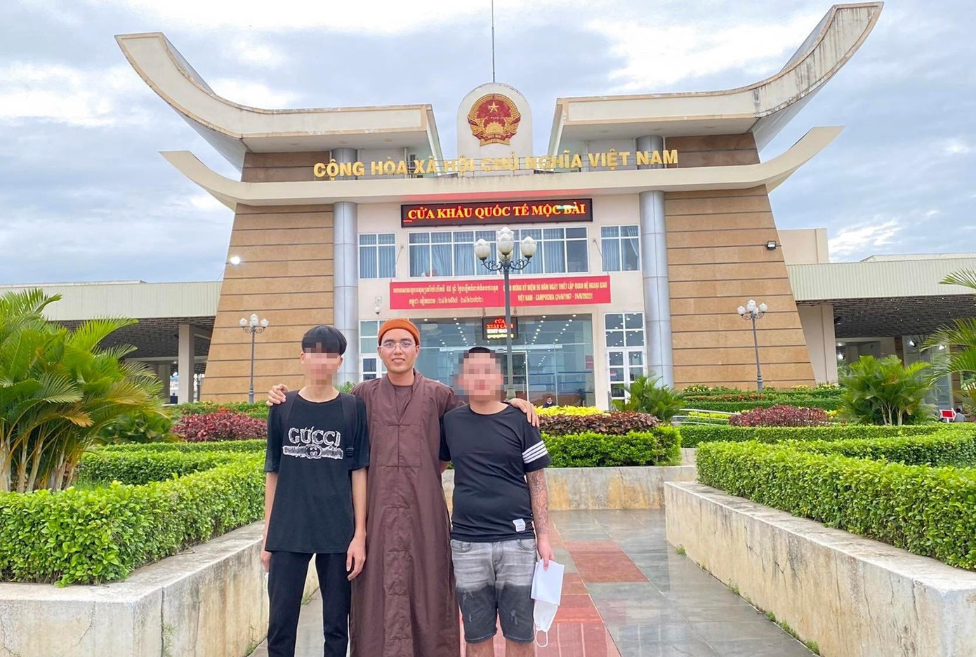 Sư thầy Thích Vạn Lực cùng 2 thanh niên lao động ở Campuchia được đưa về nước.