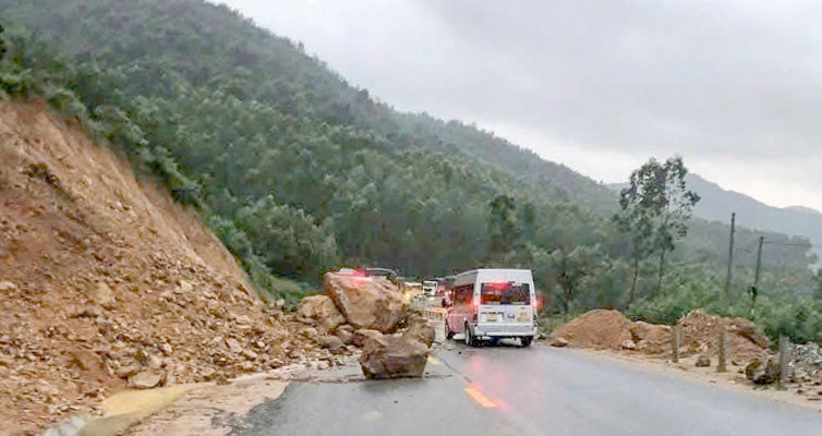 Đá lăn xuống đường trên Quốc lộ 19 đèo An Khê. Đá lăn xuống đường trên Quốc lộ 19 đèo An Khê.