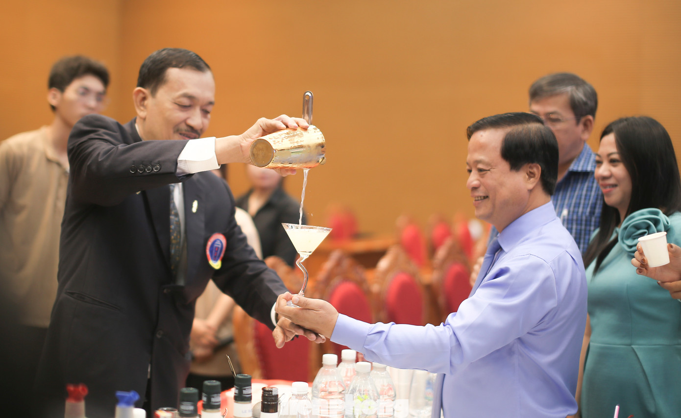 Phó Chủ tịch Thường trực UBND tỉnh Bình Định Nguyễn Tuấn Thanh (bên phải) thưởng thức cocktail do ông Võ Tấn Sỹ pha chế. Ảnh: Trương Định. Phó Chủ tịch Thường trực UBND tỉnh Bình Định Nguyễn Tuấn Thanh (bên phải) thưởng thức cocktail do ông Võ Tấn Sỹ pha chế. Ảnh: Trương Định.