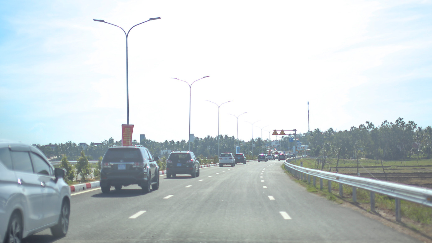 ... và là tuyến giao thông rất quan trọng, đáp ứng nhu cầu vận tải, tăng cường kết nối giao thông. Ảnh: Trương Định ... và là tuyến giao thông rất quan trọng, đáp ứng nhu cầu vận tải, tăng cường kết nối giao thông. Ảnh: Trương Định