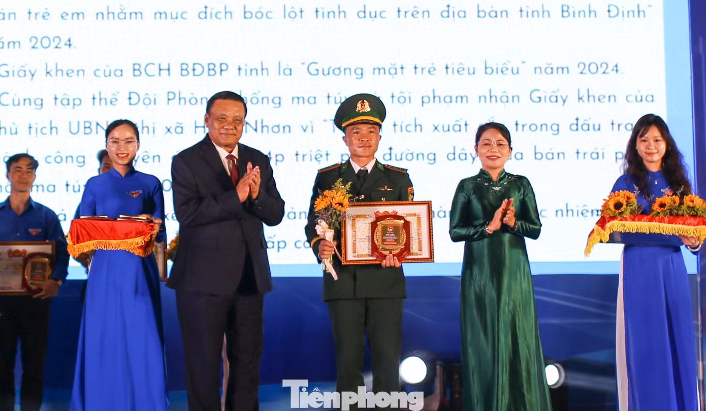 Trao giải thưởng Ngô Mây cho các gương thanh niên tiêu biểu. Ảnh: Trương Định