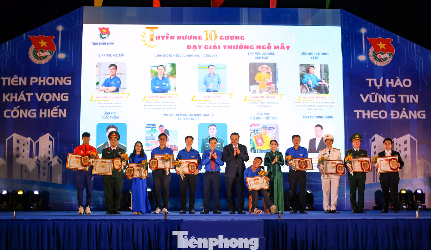 Việc tuyên dương nhằm cổ vũ, động viên, tạo động lực để thanh niên trong toàn tỉnh phấn đấu vươn lên trong học tập, lao động và công tác. Ảnh: Trương Định