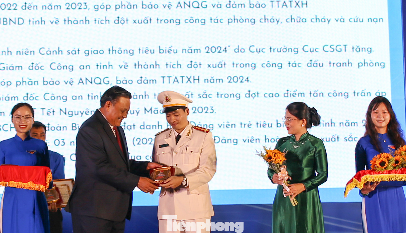 Trao giải thưởng Ngô Mây cho các gương thanh niên tiêu biểu. Ảnh: Trương Định Trao giải thưởng Ngô Mây cho các gương thanh niên tiêu biểu. Ảnh: Trương Định