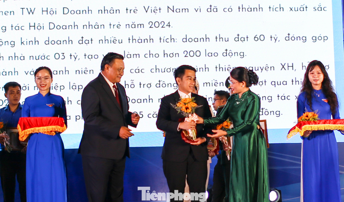 Trao giải thưởng Ngô Mây cho các gương thanh niên tiêu biểu. Ảnh: Trương Định Trao giải thưởng Ngô Mây cho các gương thanh niên tiêu biểu. Ảnh: Trương Định