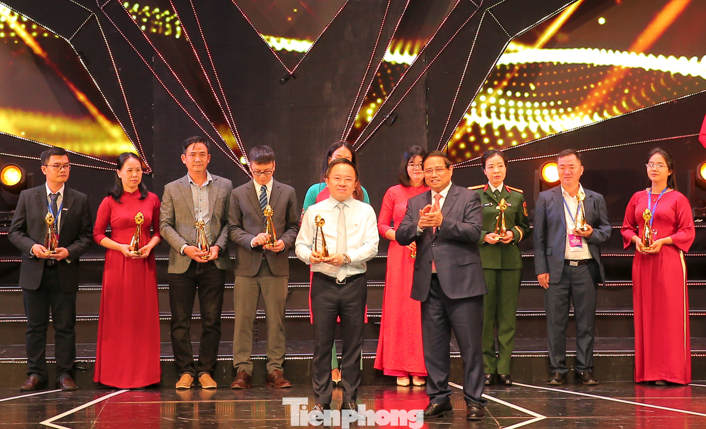 Thủ tướng trao giải vàng thể loại phóng sự, phim tài liệu. Ảnh: BTC.