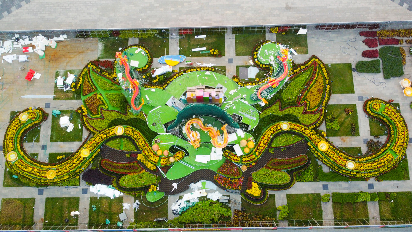 Cụm linh vật khi nhìn từ trên cao như hình ảnh một đầu rồng lớn. (Ảnh: Trương Định)