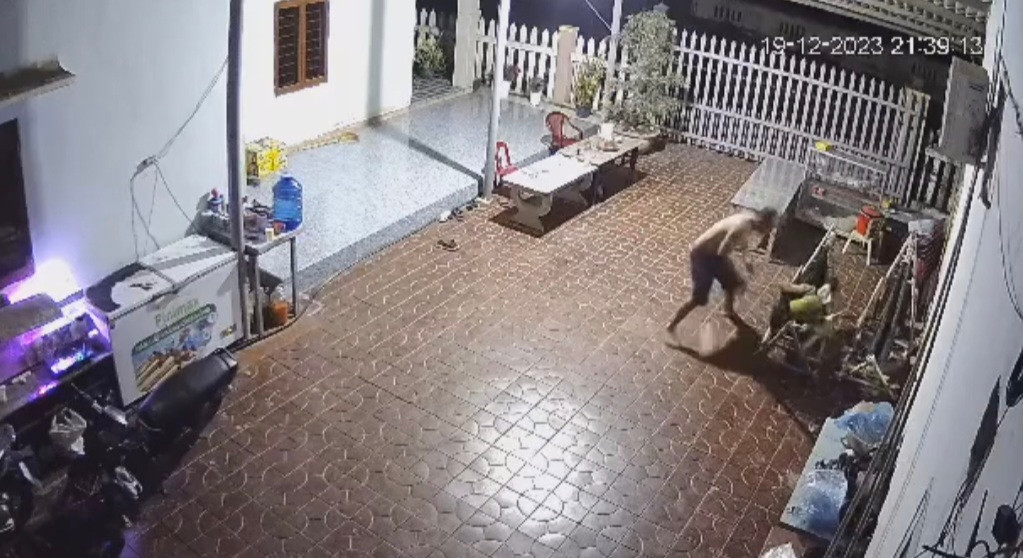 Người đàn ông tưới xăng...