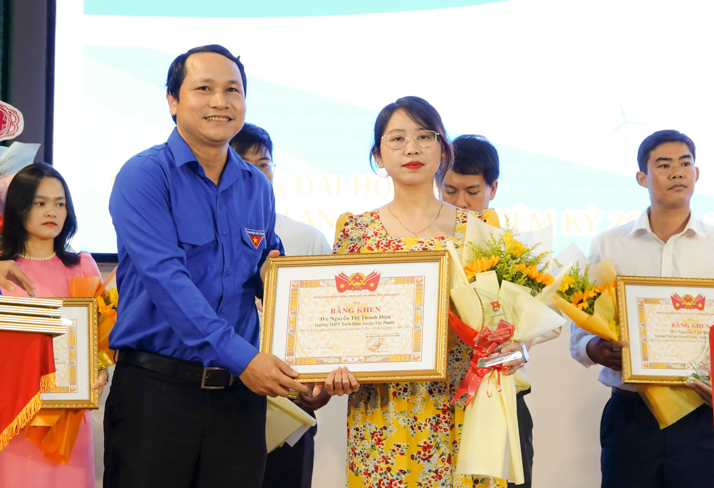 Anh Hà Duy Trung - Bí thư Tỉnh Đoàn Bình Định trao tặng bằng khen tuyên dương các nhà giáo trẻ tiêu biểu. Anh Hà Duy Trung - Bí thư Tỉnh Đoàn Bình Định trao tặng bằng khen tuyên dương các nhà giáo trẻ tiêu biểu.