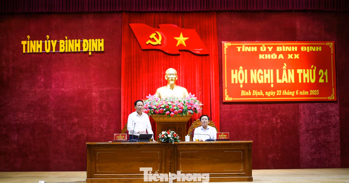 Ông Hồ Quốc Dũng - Bí thư Tỉnh ủy Bình Định, và Chủ tịch UBND tỉnh Phạm Anh Tuấn chủ trì hội nghị. Ảnh: Trương Định Ông Hồ Quốc Dũng - Bí thư Tỉnh ủy Bình Định, và Chủ tịch UBND tỉnh Phạm Anh Tuấn chủ trì hội nghị. Ảnh: Trương Định
