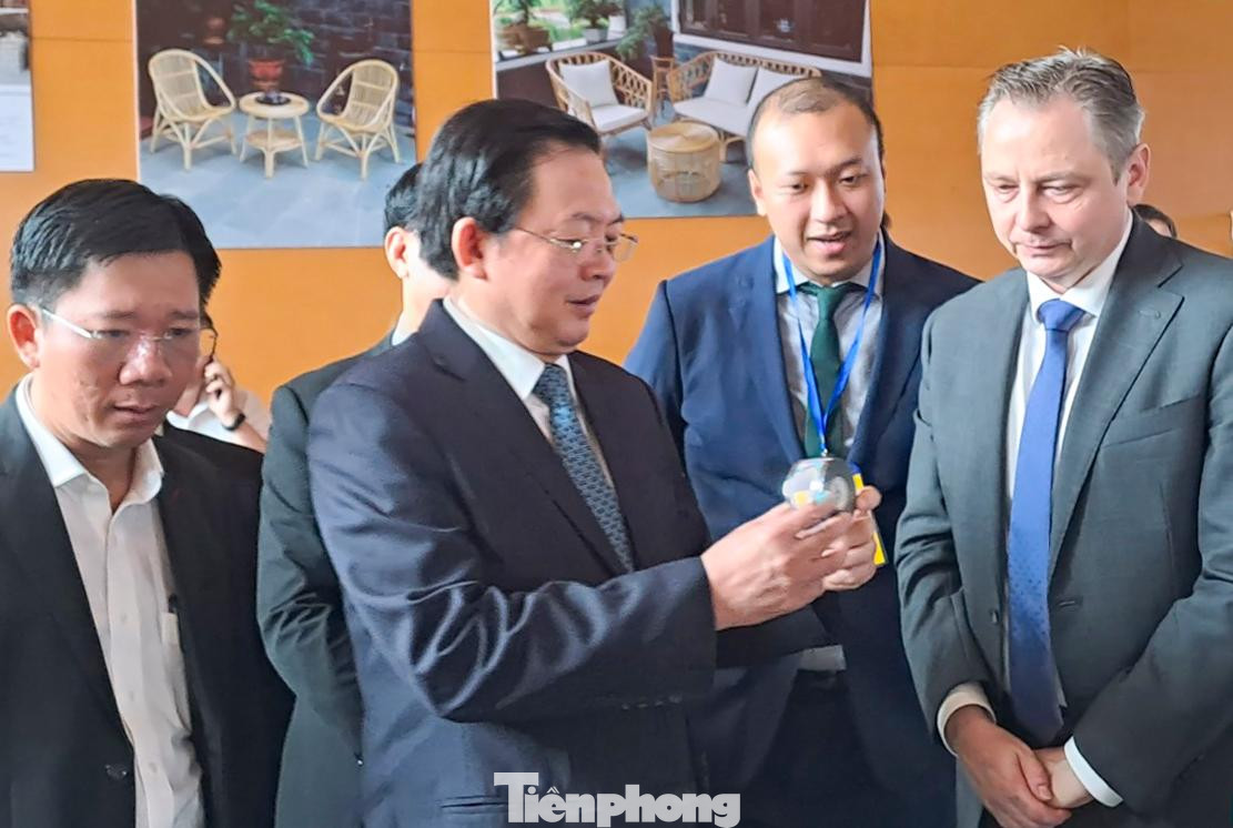 Ông Hồ Quốc Dũng - Bí thư Tỉnh ủy Bình Định (ở giữa) giới thiệu các sản phẩm đến các đại biểu tham dự hội nghị (ảnh: Trương Định).