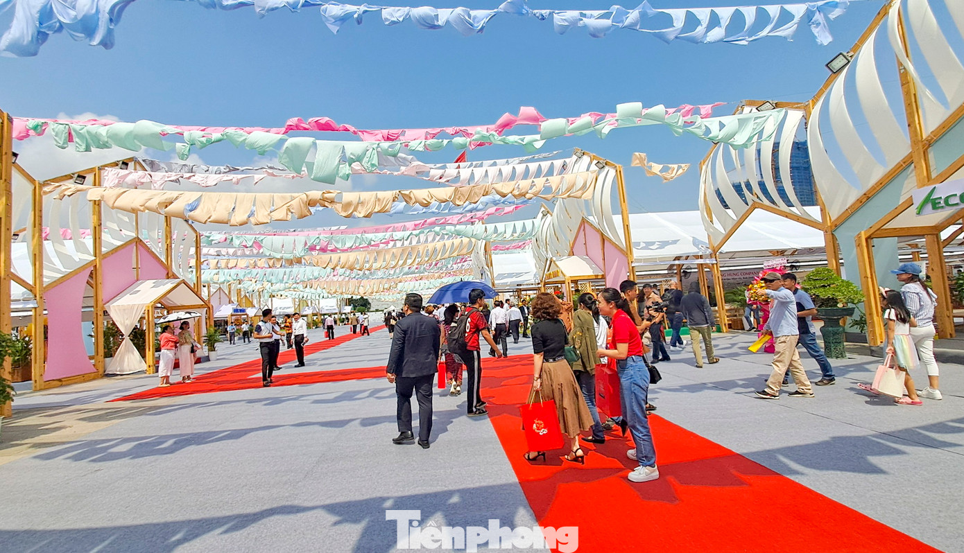 Đông đảo người dân, du khách trong nước và quốc tế tham quan hội chợ. Ảnh: Trương Định.