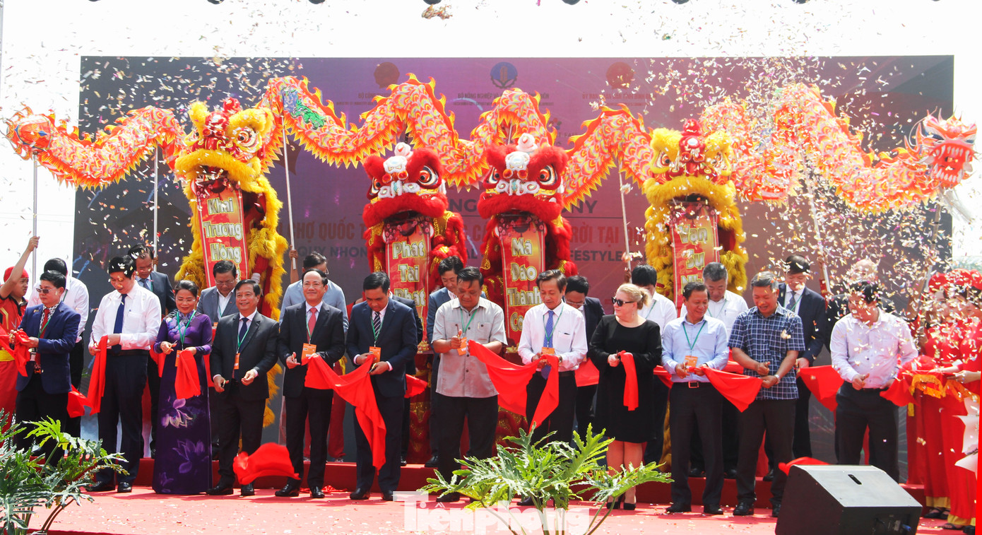 Các đại biểu cắt băng khai mạc hội chợ. Ảnh: Trương Định.