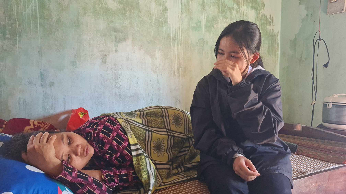 Em C. bên người mẹ đang bị bệnh nặng. (Ảnh: T.D) Em C. bên người mẹ đang bị bệnh nặng. (Ảnh: T.D)