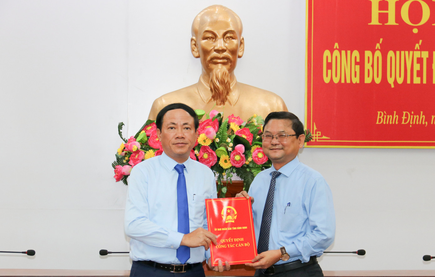 Chủ tịch UBND tỉnh Bình Định Phạm Anh Tuấn (trái) trao quyết định cho Phó Chủ tịch Nguyễn Tự Công Hoàng. Ảnh: A.T Chủ tịch UBND tỉnh Bình Định Phạm Anh Tuấn (trái) trao quyết định cho Phó Chủ tịch Nguyễn Tự Công Hoàng. Ảnh: A.T