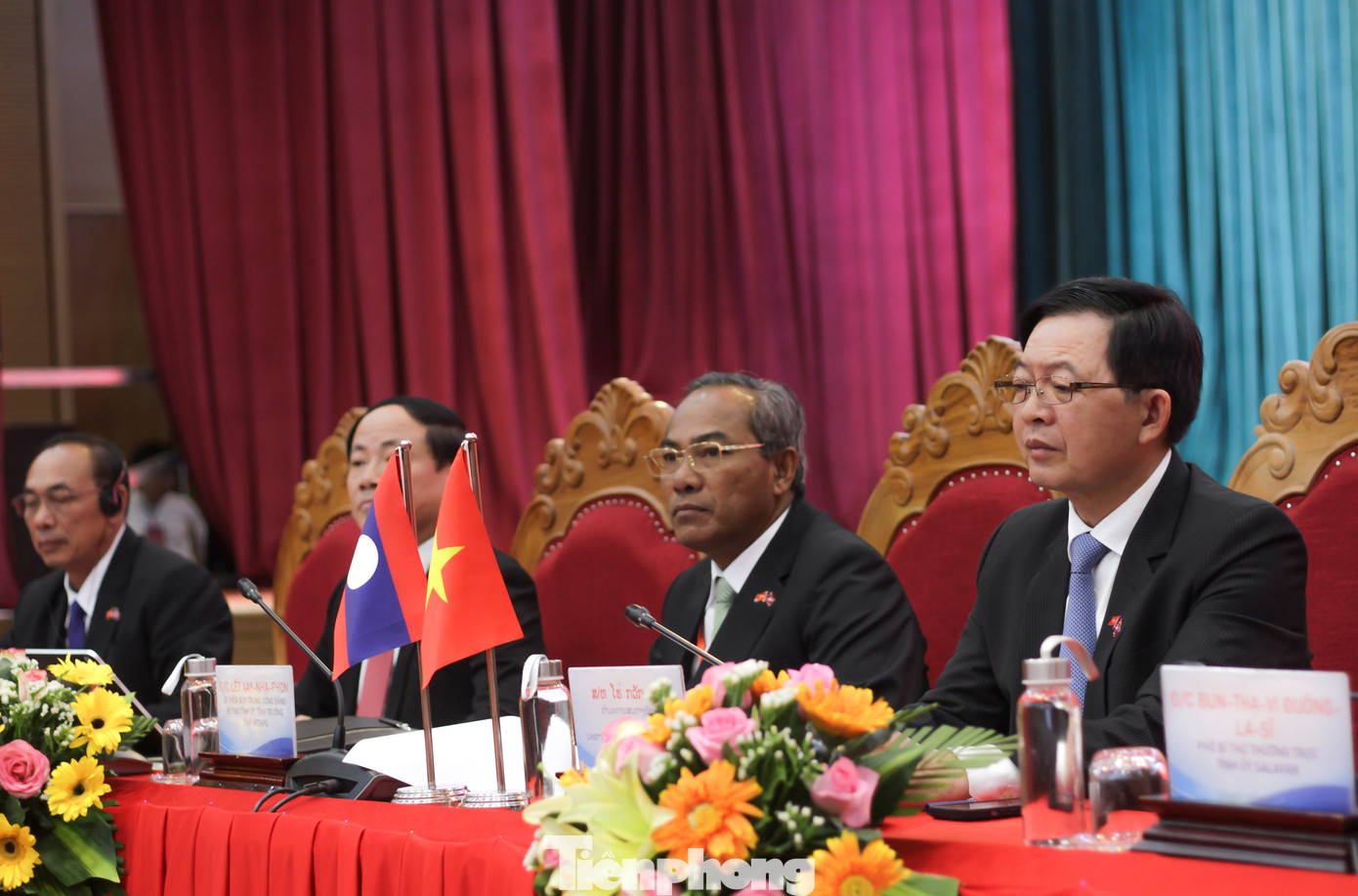 Lãnh đạo tỉnh Bình Định cùng lãnh đạo các tỉnh Nam Lào chủ trì Hội nghị. Ảnh: Trương Định
