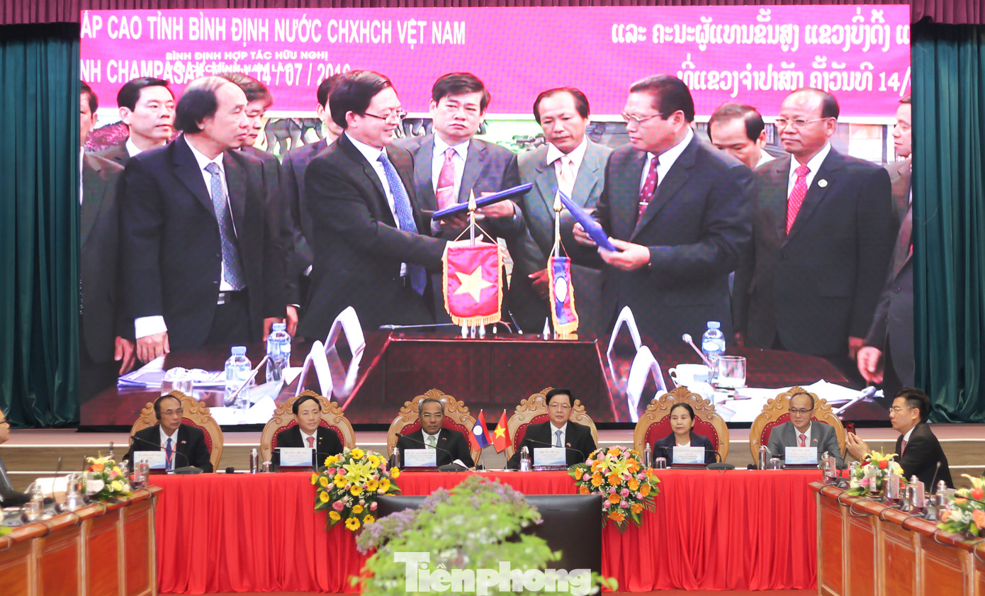 Hội nghị ký kết hợp tác giữa UBND tỉnh Bình Định và Chính quyền 4 tỉnh Nam Lào. Ảnh: Trương Định