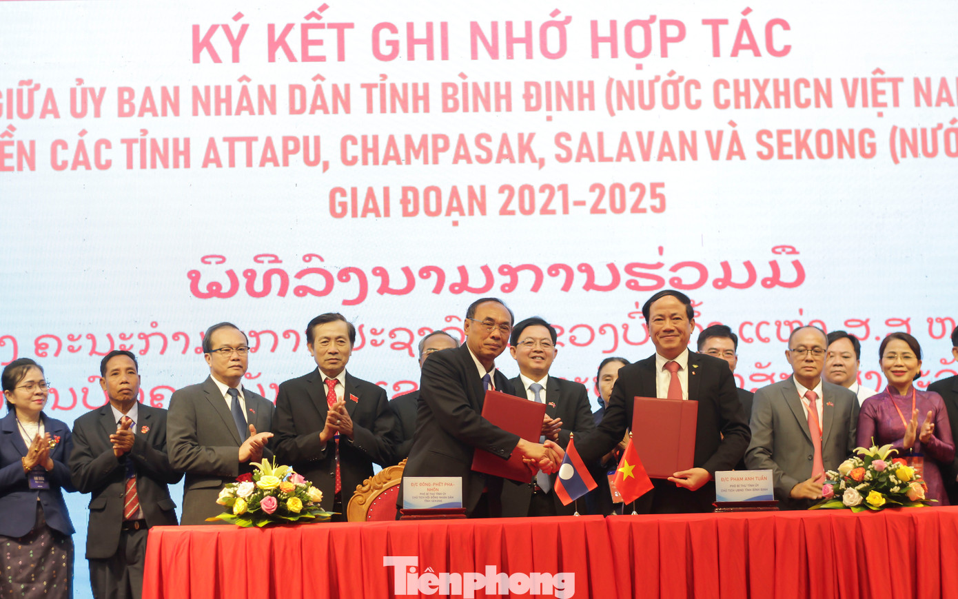 Lãnh đạo tỉnh Bình Định ký kết bản ghi nhớ hợp tác với tỉnh Sekong. Ảnh: Trương Định