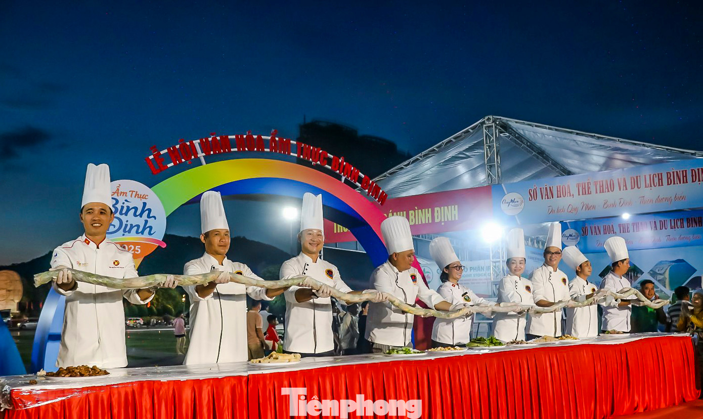 Các đầu bếp trổ tài làm món bánh cuốn Tây Sơn dài hơn 7 m. Ảnh: Thùy Dương