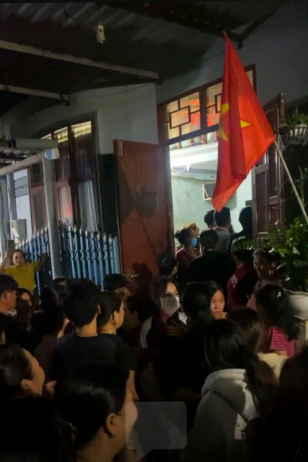 Người dân kéo đến nhà bà H.T.T để đòi nợ. (Ảnh cắt từ clip trên mạng xã hội)