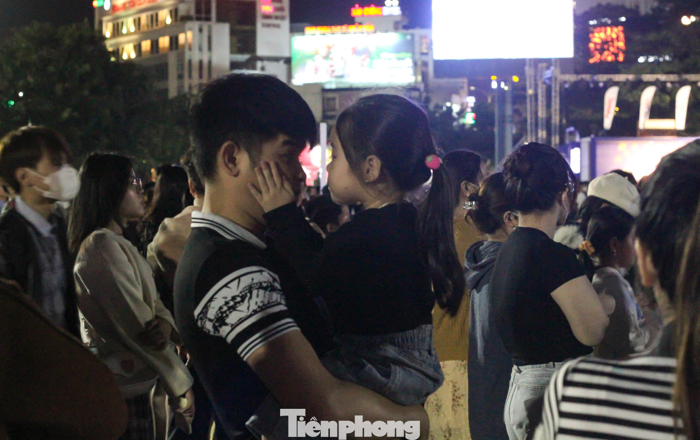 Thời khắc chuyển giao năm cũ sang năm mới, những nụ hôn, vòng tay ấm áp là khoảnh khắc đẹp khó phai của mỗi gia đình, cặp đôi yêu nhau. (Ảnh: Trương Định)