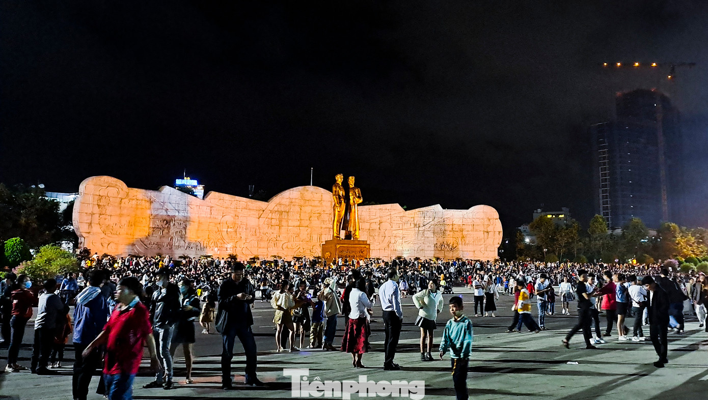 Theo ghi nhận của PV Tiền Phong, thời tiết tại TP. Quy Nhơn tối 31/12 khá mát mẻ, không có mưa. Dòng người đổ về quảng trường Nguyễn Tất Thành mỗi lúc một đông để đón xem đêm nhạc hội chào đón năm mới 2024 “Quy Nhon New Year Countdown 2024”. (Ảnh: Trương Định)