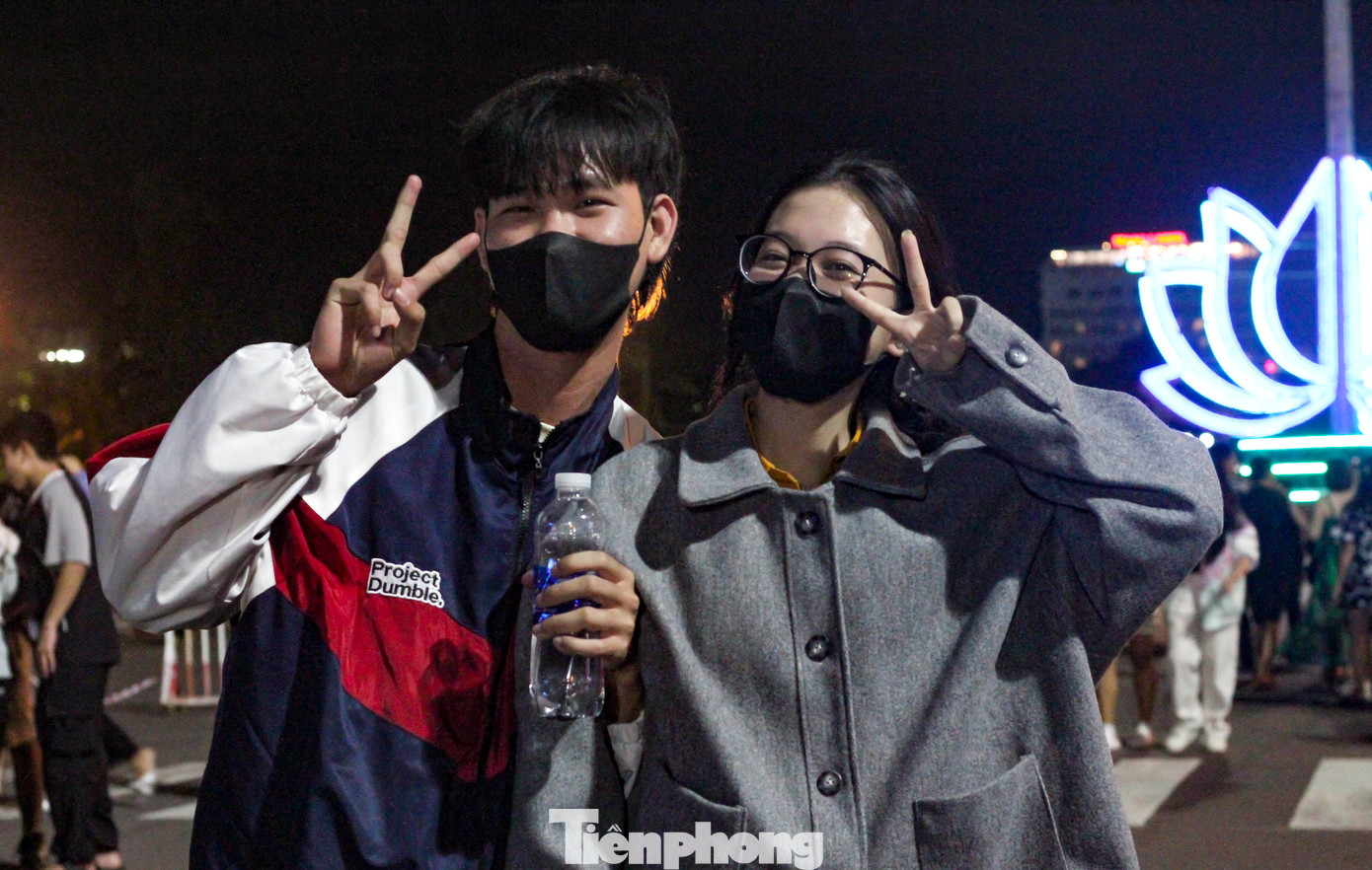 Các bạn trẻ khoác tay nhau hòa theo không khí chung của đêm nhạc hội. (Ảnh: Trương Định)