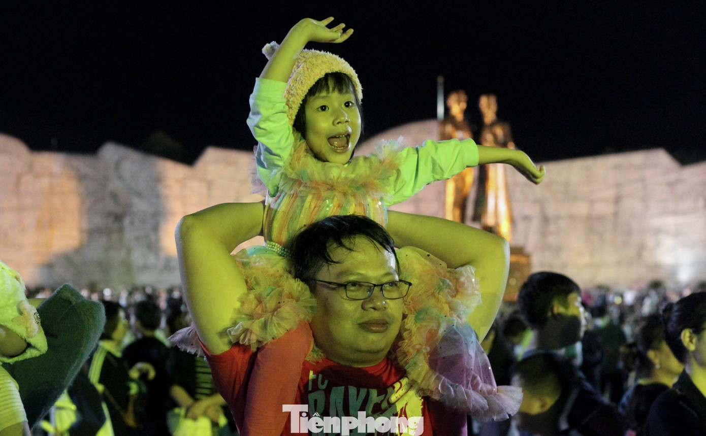 Các em nhỏ cũng tỏ ra thích thú trước những tiết mục tại chương trình. (Ảnh: Trương Định)