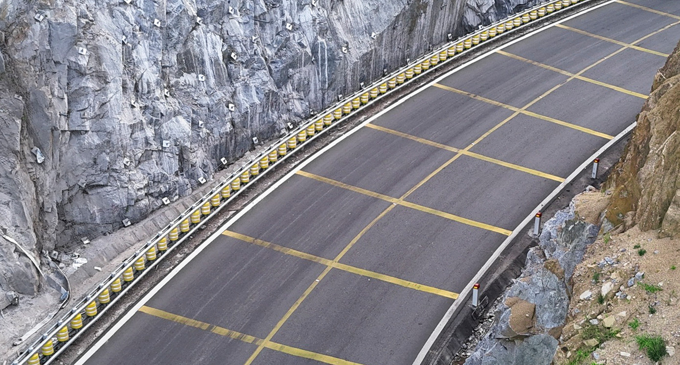 Đang lưu thông qua đèo An Khê, một tài xế chia sẻ, trước đây con đường quanh co, cua gắt, mùa mưa thì trơn trượt, tầm nhìn hạn chế. Nhiều khi xe nặng leo dốc phải về số thấp, đi cả buổi mới qua được. Nhưng những năm gần đây, việc cải tạo mặt đường, mở rộng một số đoạn đã giúp hành trình đỡ vất vả hơn.