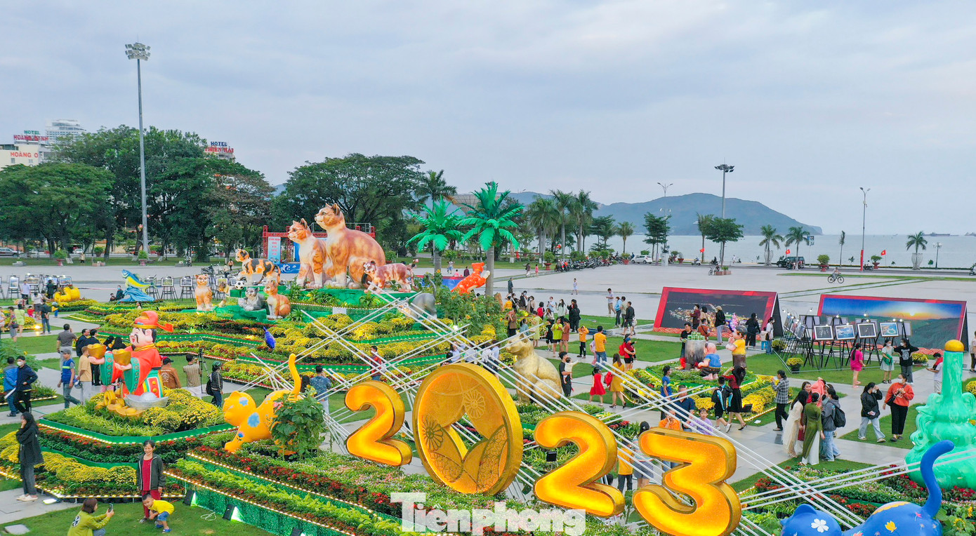 Khu vực biểu tượng linh vật năm Quý Mão 2023 hiện đang là "tâm điểm" thu hút đông đảo người dân, du khách đến chiêm ngưỡng, chụp hình lưu niệm. Ảnh: Trương Định