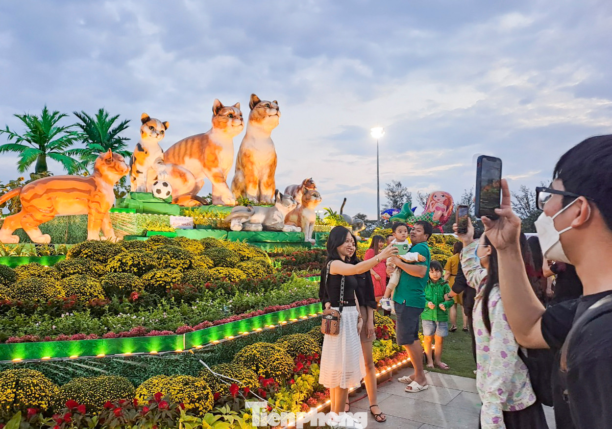 Lãnh đạo Sở VH&amp;TT tỉnh Bình Định cho biết, công trình nghệ thuật sắp đặt sẽ tạo điểm nhấn tại cho TP Quy Nhơn, thu hút du khách gần xa trong dịp Tết Nguyên đán Quý Mão 2023. Ảnh: Trương Định