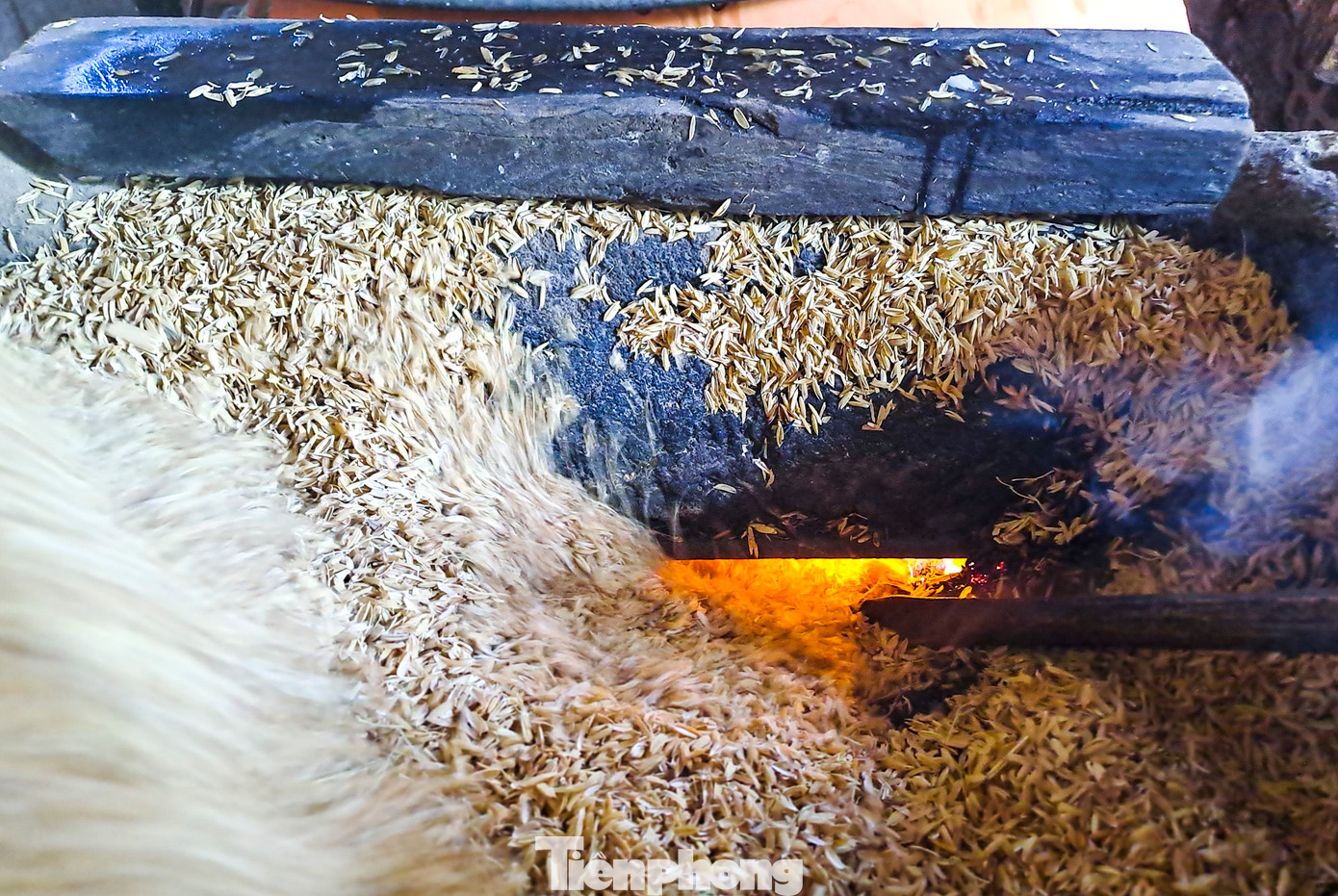 Hơn 30 năm bà Hoa gắn bó với lò trấu tráng bánh (Ảnh: Trương Định).