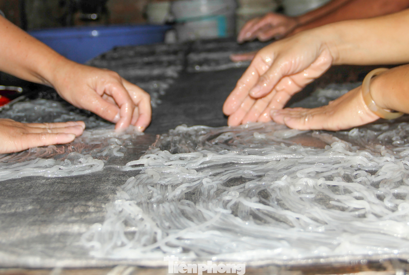 Những bàn tay khéo léo của người thợ làm ra những sợi bún (Ảnh: Trương Định).