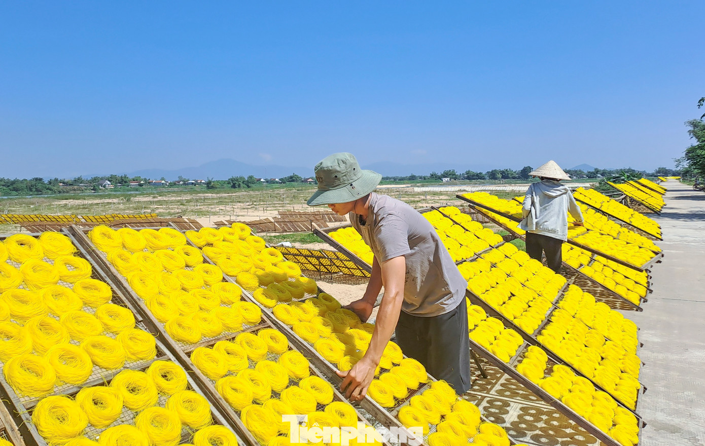 Để có thể cho ra các sản phẩm bánh - bún thơm ngon thì bắt đầu từ tờ mờ sáng cho đến tận chiều tối, các thợ làm bánh, bún phải thực hiện nhiều công việc theo quy trình sản xuất (Ảnh: Trương Định).