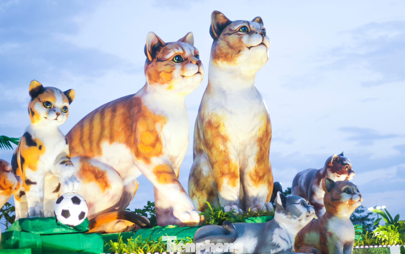 Bạn Nguyễn Quỳnh Phượng (21 tuổi, TP Quy Nhơn), chia sẻ: "Tết đến xuân về nên cảm xúc nôn nao, hôm nay tranh thủ trời nắng đẹp nên mình ra chụp vài tấm làm kỷ niệm. Mọi năm trước cũng thế, cứ đến dịp khánh thành biểu tượng linh vật là mình cùng với nhóm bạn ra check-in, kỷ niệm".