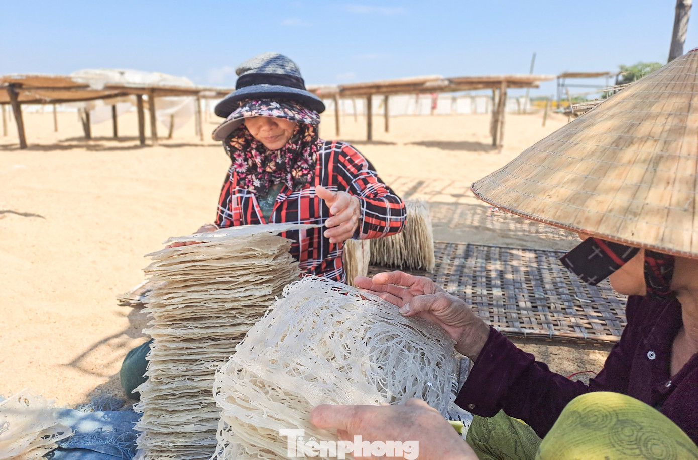Bún được xếp lại ngay ngắn để cho vào bì đựng bán cho khách hàng (Ảnh: Trương Định).