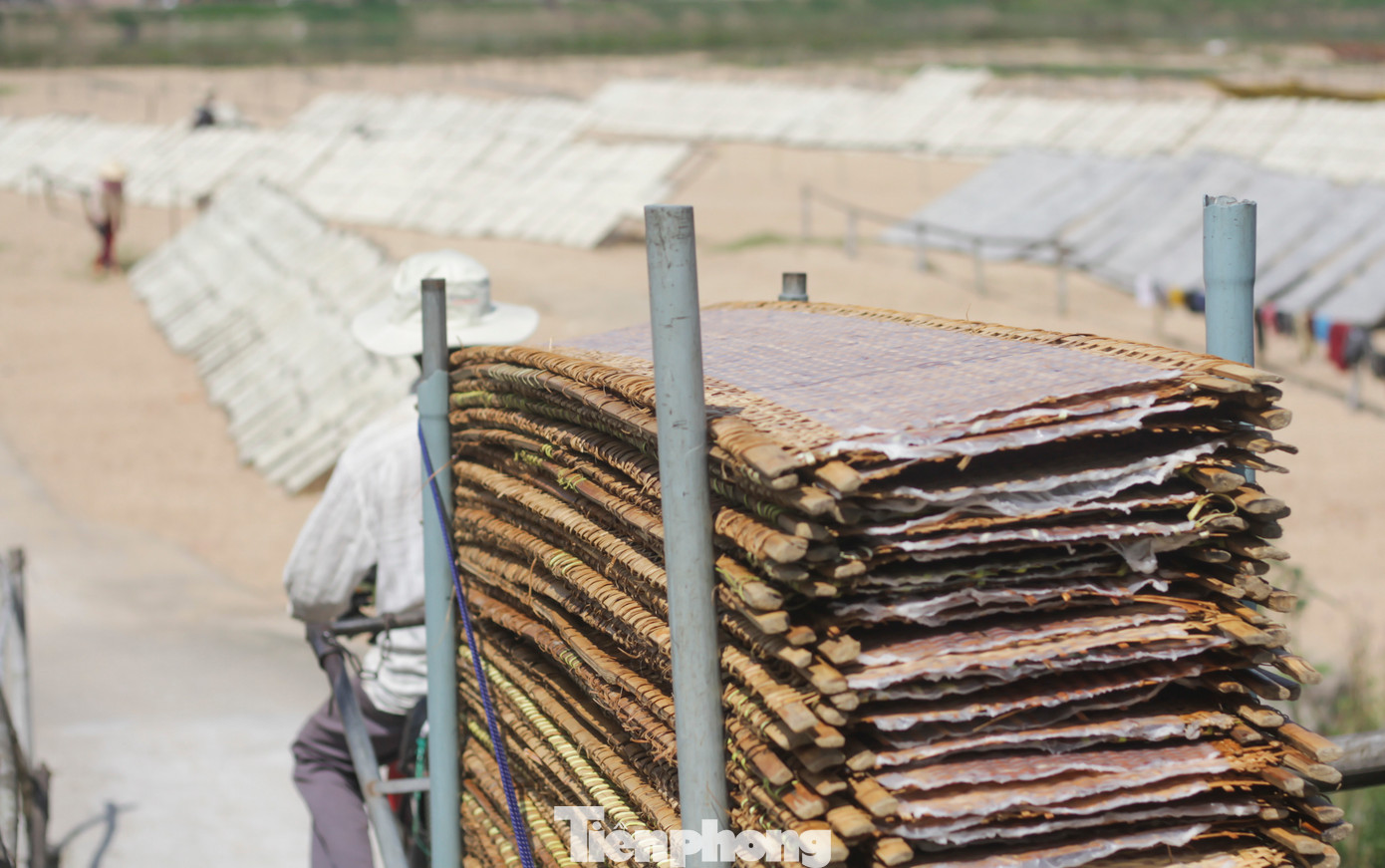 Theo người dân địa phương, trước đây người làm bún - bánh hoàn toàn bằng thủ công nên hiệu quả thấp. Tuy nhiên, hiện nay đa số các hộ dân đầu tư máy móc, thiết bị để tăng năng suất, nâng cao hiệu quả sản xuất (Ảnh: Trương Định).