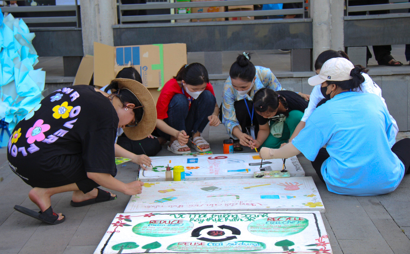 Vẽ tranh tuyên truyền bảo vệ môi trường tại “Ngày Bình Định Xanh”.