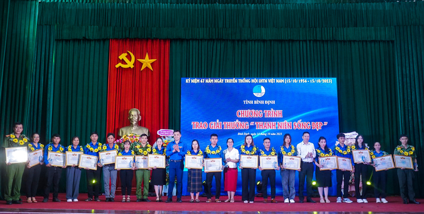 Trao giải thưởng Thanh niên sống đẹp tỉnh Bình Định Trao giải thưởng Thanh niên sống đẹp tỉnh Bình Định