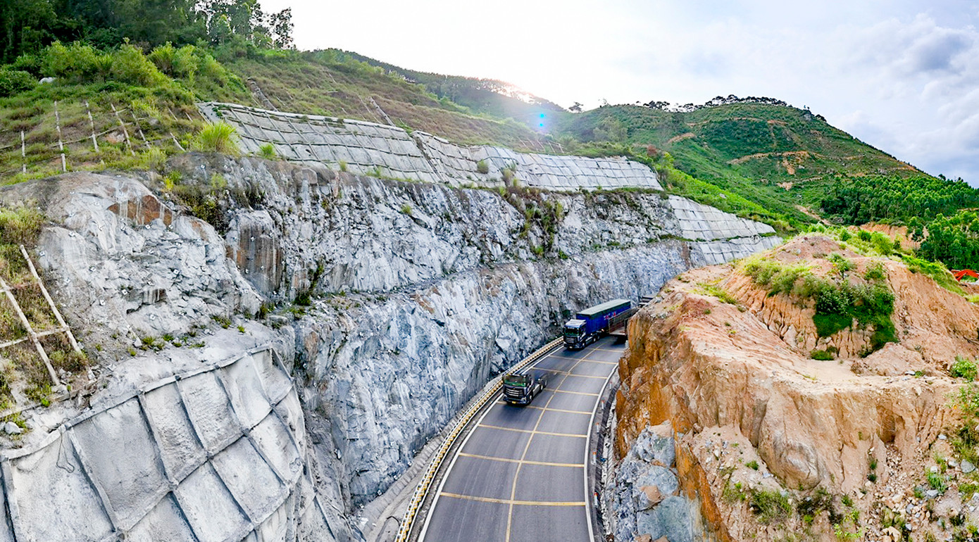 Phương tiện giao thông lưu thông qua tuyến đường đèo An Khê.